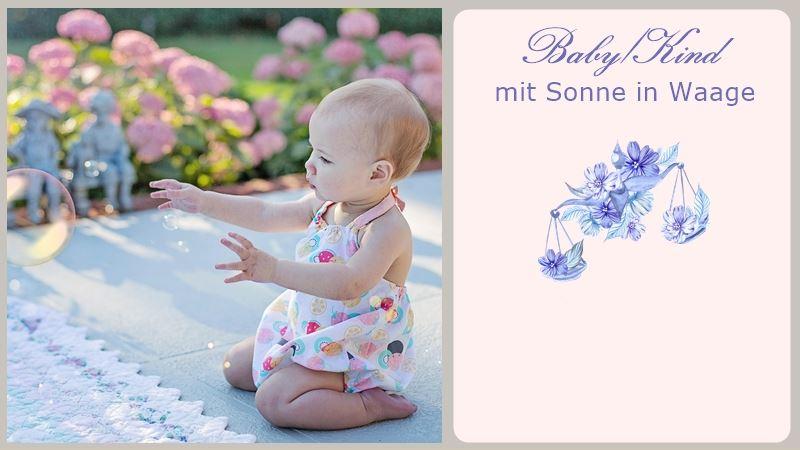 Kleinkind staunt über Seifenblasen - Blogbild Baby in Waage