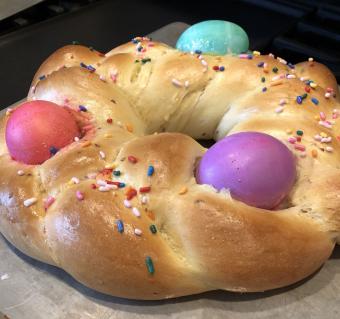 Brioche mit bunten Eiern