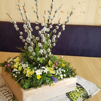 Gesteck mit Weidenkätzchen und Blumen zu Ostern