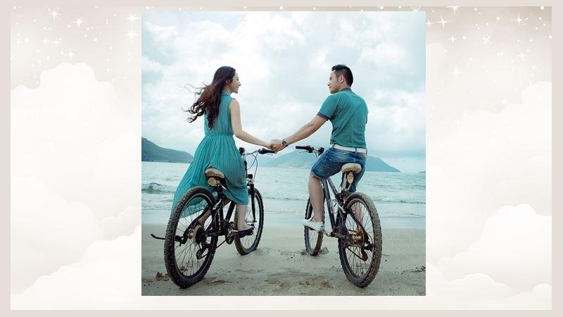 Partnerhoroskop: 2 Menschen am Strand