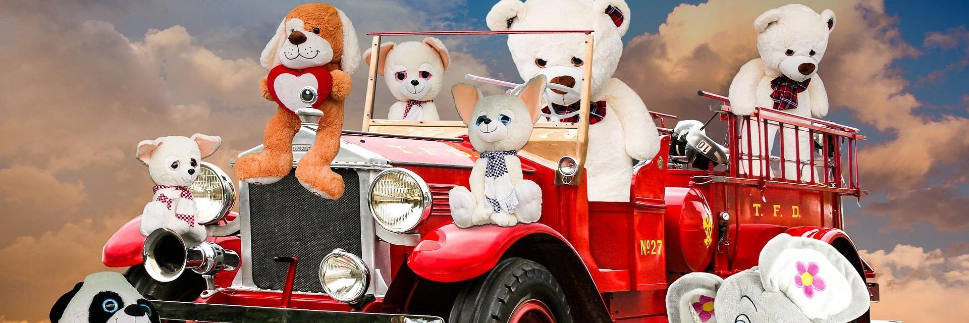 Teddybären und Plüschtiere auf rotem Auto